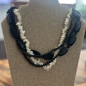 🛍️ 5/$20 🛍️ Black & Mother of Pearl Necklace